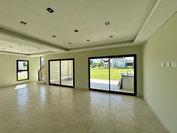 VENTA CASA EN SAN SEBASTIAN AREA 2 - 4 AMBIENTES
