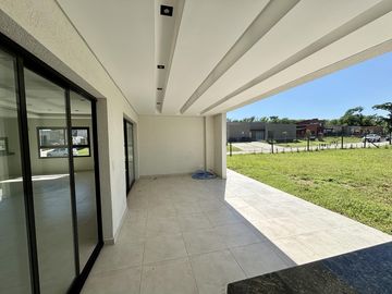 VENTA CASA EN SAN SEBASTIAN AREA 2 - 4 AMBIENTES