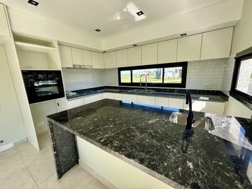 VENTA CASA EN SAN SEBASTIAN AREA 2 - 4 AMBIENTES