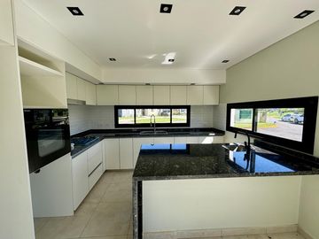 VENTA CASA EN SAN SEBASTIAN AREA 2 - 4 AMBIENTES