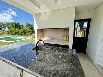 VENTA CASA EN SAN SEBASTIAN AREA 2 - 4 AMBIENTES
