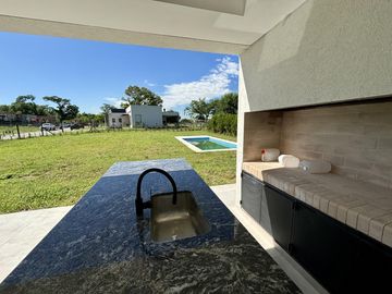 VENTA CASA EN SAN SEBASTIAN AREA 2 - 4 AMBIENTES