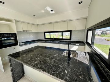 VENTA CASA EN SAN SEBASTIAN AREA 2 - 4 AMBIENTES