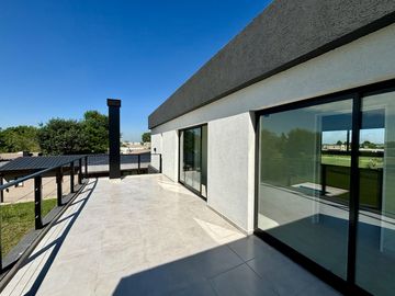 VENTA CASA EN SAN SEBASTIAN AREA 2 - 4 AMBIENTES