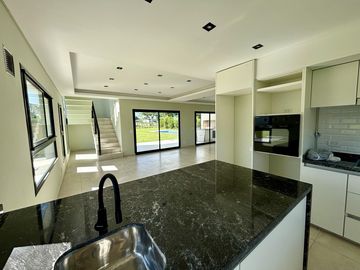 VENTA CASA EN SAN SEBASTIAN AREA 2 - 4 AMBIENTES
