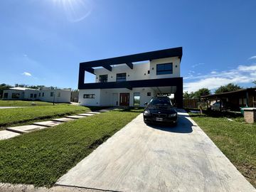 VENTA CASA EN SAN SEBASTIAN AREA 2 - 4 AMBIENTES