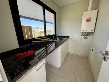 VENTA CASA EN SAN SEBASTIAN AREA 2 - 4 AMBIENTES