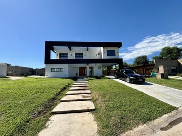 VENTA CASA EN SAN SEBASTIAN AREA 2 - 4 AMBIENTES