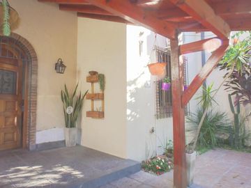 Chalet estilo inglés de 3 dorm. Banfield Este.