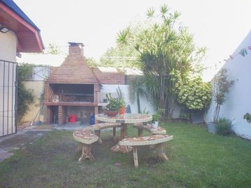 Chalet estilo inglés de 3 dorm. Banfield Este.