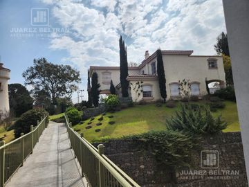 Venta - Departamento de categoria de 3 dormitorios, 2 cocheras - Condominio Chateau Village