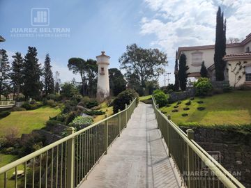Venta - Departamento de categoria de 3 dormitorios, 2 cocheras - Condominio Chateau Village