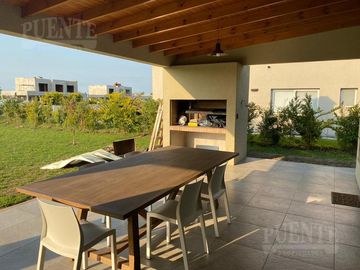 Casa - Barrio Santa Juana - Venta