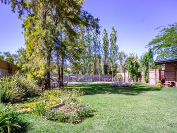 Venta Casa Diseño Cuatro Dormitorios Jardin Parquizado Amenities. San Eduardo