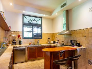 Venta Casa Diseño Cuatro Dormitorios Jardin Parquizado Amenities. San Eduardo