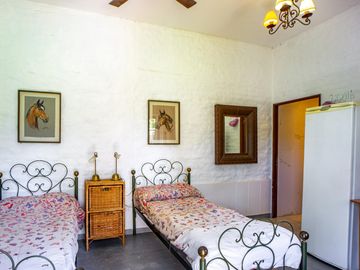 Venta Casa Diseño Cuatro Dormitorios Jardin Parquizado Amenities. San Eduardo