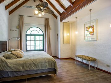 Venta Casa Diseño Cuatro Dormitorios Jardin Parquizado Amenities. San Eduardo