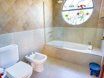 Venta Casa Diseño Cuatro Dormitorios Jardin Parquizado Amenities. San Eduardo