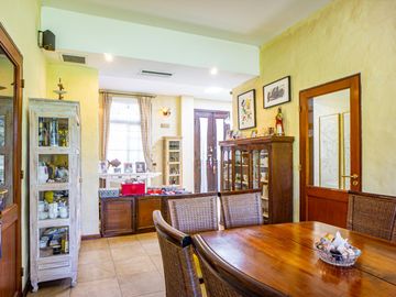 Venta Casa Diseño Cuatro Dormitorios Jardin Parquizado Amenities. San Eduardo