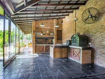Venta Casa Diseño Cuatro Dormitorios Jardin Parquizado Amenities. San Eduardo