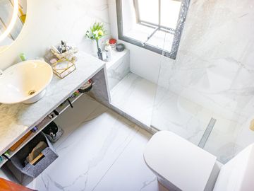 Venta Casa Diseño Cuatro Dormitorios Jardin Parquizado Amenities. San Eduardo
