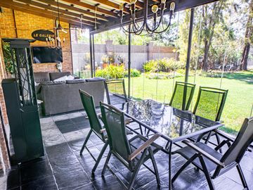 Venta Casa Diseño Cuatro Dormitorios Jardin Parquizado Amenities. San Eduardo
