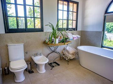 Venta Casa Diseño Cuatro Dormitorios Jardin Parquizado Amenities. San Eduardo