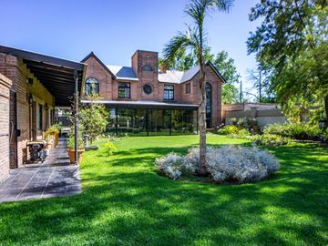 Venta Casa Diseño Cuatro Dormitorios Jardin Parquizado Amenities. San Eduardo