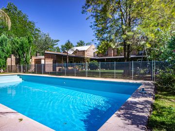 Venta Casa Diseño Cuatro Dormitorios Jardin Parquizado Amenities. San Eduardo