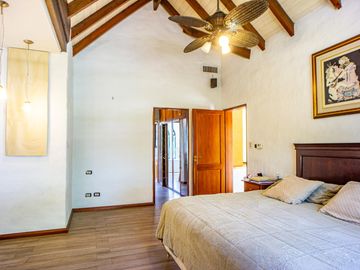 Venta Casa Diseño Cuatro Dormitorios Jardin Parquizado Amenities. San Eduardo