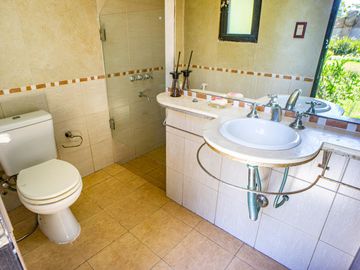Venta Casa Diseño Cuatro Dormitorios Jardin Parquizado Amenities. San Eduardo