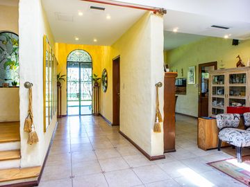 Venta Casa Diseño Cuatro Dormitorios Jardin Parquizado Amenities. San Eduardo