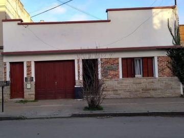 Casas en venta - 5 dormitorios 4 baños - Cocheras - 130mts2 - Necochea