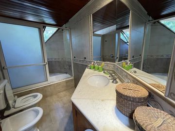 Casa 4 dormitorios en condominio Fisherton - Permuta
