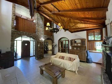 Casa 4 dormitorios en condominio Fisherton - Permuta