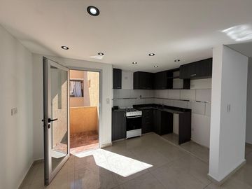 Amplio departamento tres ambientes a la venta en Wilde
