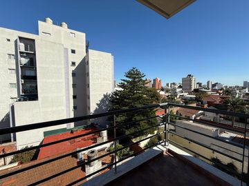 Amplio departamento tres ambientes a la venta en Wilde