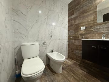 Amplio departamento tres ambientes a la venta en Wilde