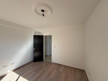 Amplio departamento tres ambientes a la venta en Wilde