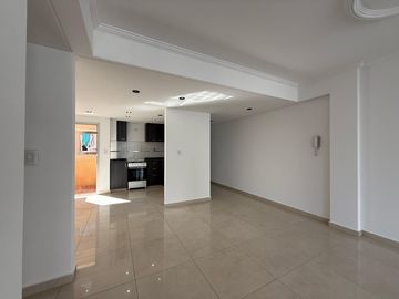 Amplio departamento tres ambientes a la venta en Wilde