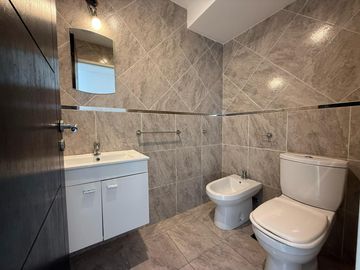 Amplio departamento tres ambientes a la venta en Wilde