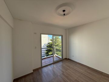 Amplio departamento tres ambientes a la venta en Wilde