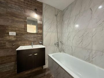 Amplio departamento tres ambientes a la venta en Wilde
