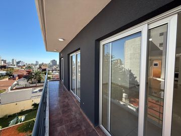 Amplio departamento tres ambientes a la venta en Wilde
