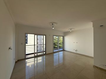 Amplio departamento tres ambientes a la venta en Wilde