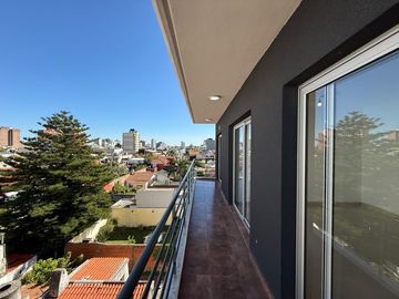 Amplio departamento tres ambientes a la venta en Wilde