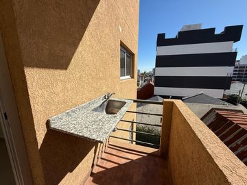 Amplio departamento tres ambientes a la venta en Wilde