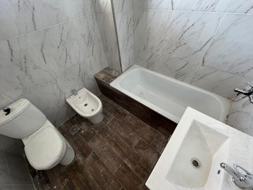 Departamento de cuatro ambientes a la venta en Wilde