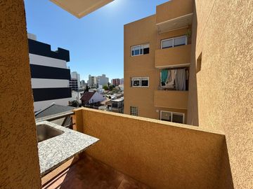 Amplio departamento tres ambientes a la venta en Wilde