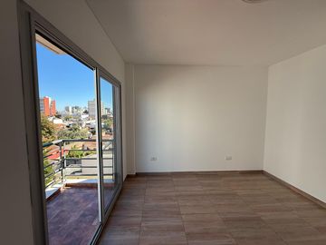 Amplio departamento tres ambientes a la venta en Wilde